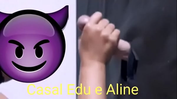 Casal Edu e Aline – Aline chupando no glory hole (buraco da glória) na frente do corno – câmera 2 – Demo